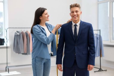 Atölyedeki adama terzi ceketi.