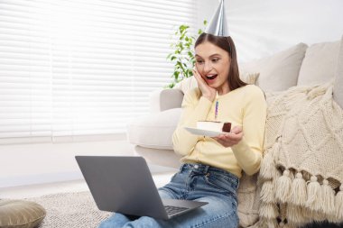 Doğum günü kutlaması. Evde bilgisayarla video görüşmesi yapan mutlu bir kadın.