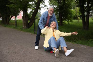 Hoş yaşlı çift parkta birlikte eğleniyor, mesajlaşmak için yer var.