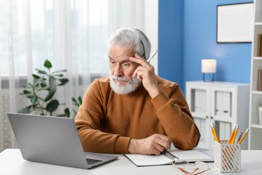 Üst düzey bir adam içeride bilgisayarla öğreniyor. Kendi kendine çalışma.