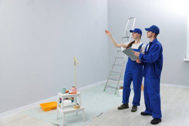 Odada tasarım projesine bakan işçiler. Metin için boşluk