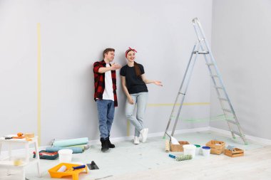 Mutlu çift odada yenileme planlarını tartışıyor.