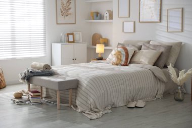 Odasında yumuşak çarşaflar olan rahat bir yatak. Ev tekstili