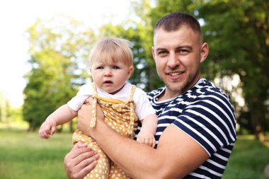 Gülümseyen baba ve yeni doğan bebeği dışarıda. Babalar Günün kutlu olsun.