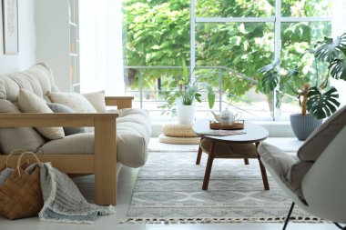 Kahve masası, kanepe ve dekor yemek odasında. İç tasarım