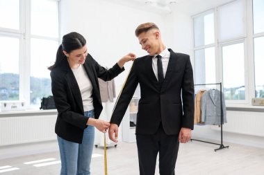 Atölyedeki adama terzi ceketi.