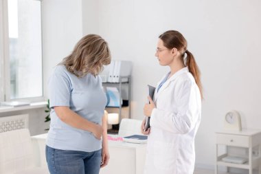 Kilo kaybı. Klinikteki aşırı kilolu kadınlara danışmanlık yapan beslenme uzmanı.