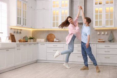 Mutfakta dans eden mutlu genç çift.