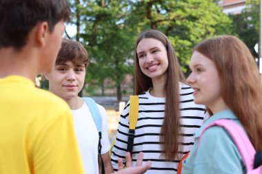 Bir grup genç parkta birlikte vakit geçiriyorlar.