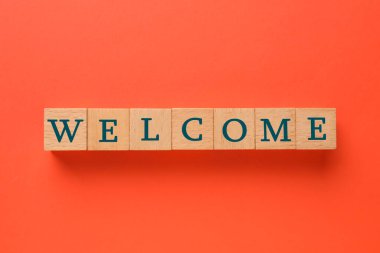 Kelime Kırmızı arka planda tahta küplerden yapılmış, üst görünüm