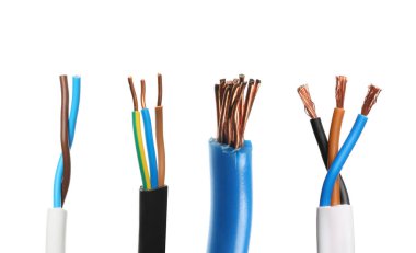 Farklı soyulmuş elektrik kabloları beyaz sette izole edilmiş.