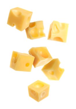 Beyaz arkaplana karşı havadaki peynir küpleri
