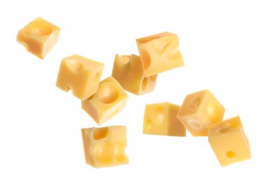 Beyaz arkaplana karşı havadaki peynir küpleri