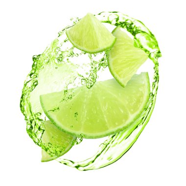 Taze sulu limon ve beyaz arka planda biraz yeşil içecek.