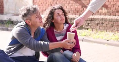 Dışarıdaki evsizlere para veren adam, yakın plan.