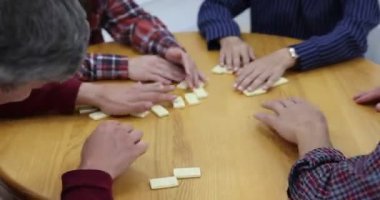 Ahşap masada domino oynayan arkadaşlar, yakın plan.