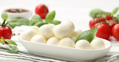 Masadaki mozarella peynirinin üzerine yağ dök, yakın plan.