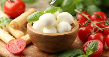 Masada çatallı mozzarella peyniri topunu alıyorum, yakın plan.