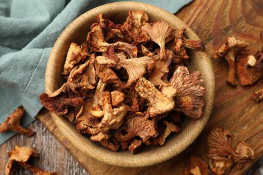 Kurutulmuş mantarlar ahşap masada, düz yatıyordu.