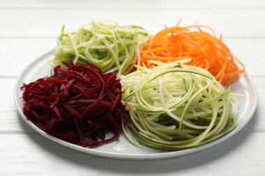 Beyaz ahşap masada farklı sebze erişteleri, yakın plan. Vejetaryen yemeği.