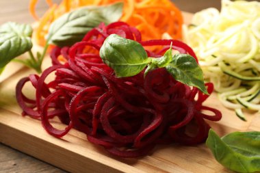 Masada fesleğenli farklı sebze erişteleri, yakın plan. Vejetaryen yemeği.