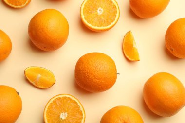 Bej arka planda taze olgun portakallar, düz uzanmış.