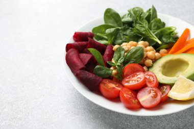 Açık gri masada farklı sağlıklı vejetaryen yemekleri, yakın plan. Metin için boşluk