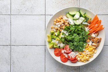 Açık fayanslı masada farklı sağlıklı vejetaryen yemekleri, üst manzara. Metin için boşluk