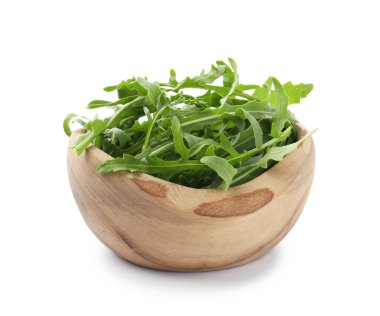 Taze yeşil roka yaprakları beyaz kasede izole edilmiş.