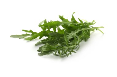 Taze yeşil roka yaprakları beyazın üzerinde izole.