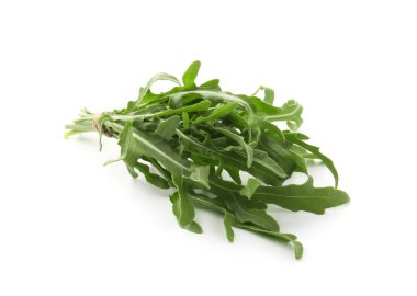 Bir demet taze yeşil roka yaprakları beyaz üzerine izole edilmiş.