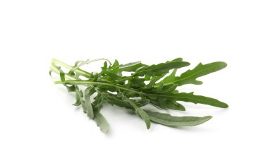 Taze yeşil roka yaprakları beyazın üzerinde izole.