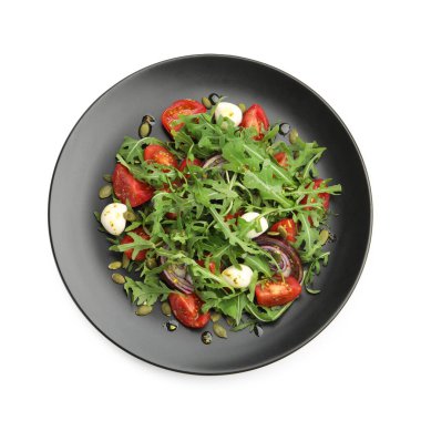 Lezzetli salata roka, mozzarella ve beyaza izole edilmiş sebzeler.