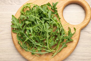 Taze yeşil roka yaprakları açık ahşap masada, üst tarafta.