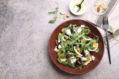 Lezzetli salata roka, peynir, şeftali, pancar ve fındık. Metin için boşluk