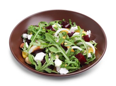 Lezzetli salata roka, peynir, şeftali, pancar ve fındık.