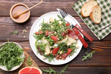 Tahta masada servis edilen roka ve prosciutto ile nefis bir salata.