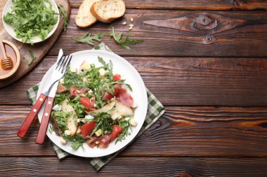 Tahta masada servis edilen roka ve prosciutto ile nefis bir salata. Metin için boşluk
