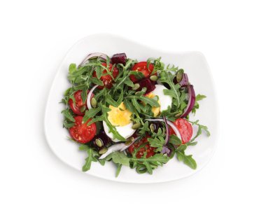 Lezzetli salata roka, sebze, yumurta ve tohumlar beyaz üzerine izole, üst görünüm