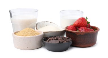 Panna cotta için farklı malzemeler. Beyaz üzerine izole edilmiş süt, şeker, vanilya, çikolata ve çilek.