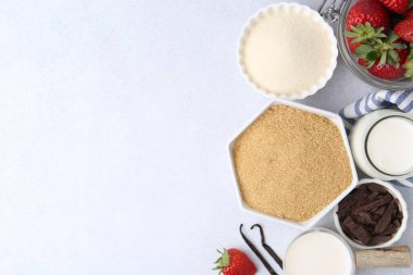 Panna cotta için farklı malzemeler. Süt, şeker, vanilya, çikolata ve çilek beyaz masada, düz yatak. Metin için boşluk