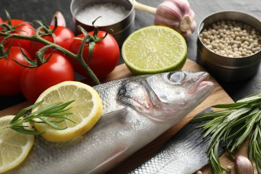 Siyah masada baharatlı taze çiğ deniz kabuğu, yakın plan. Balık ve deniz ürünleri lezzetleri