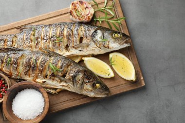 Gri masada biberiye ve limonla servis edilen lezzetli kavrulmuş deniz kabuğu balığı. Ev yapımı deniz ürünleri yemeği.