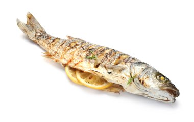 Beyaza izole edilmiş baharatlı kızarmış deniz kabuğu balığı. Ev yapımı deniz ürünleri yemeği.