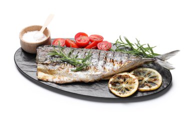 Beyaz üzerine izole edilmiş baharat ve domatesli kızarmış uskumru. Ev yapımı deniz ürünleri yemeği.