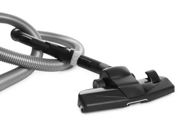 Beyaz zemin üzerinde elektrikli süpürge fırçası ve hortum