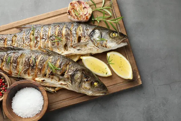 Gri masada biberiye ve limonla servis edilen lezzetli kavrulmuş deniz kabuğu balığı. Ev yapımı deniz ürünleri yemeği.