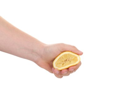 Beyaz arka planda limon sıkan kadın, yakın plan.
