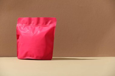 Renkli arka planda fermuar stand-up kesesi, tasarım için model