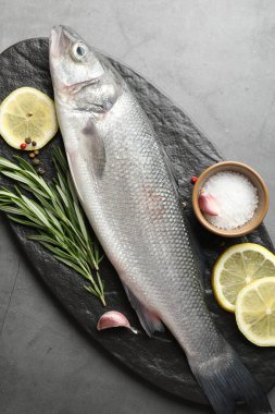 Gri masadaki baharatlı taze çiğ deniz kabuğu. Balık ve deniz ürünleri lezzetleri